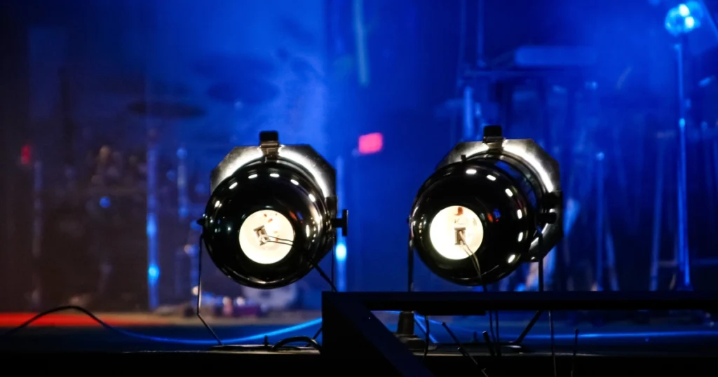Iluminação cênica: o que é, quais são seus elementos e por que ela é essencial para o palco